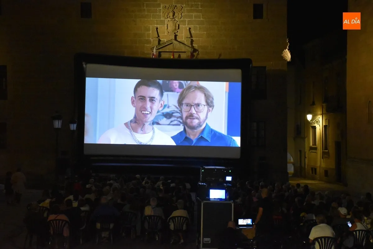 Foto 3 - &lsquo;Padre no hay m&aacute;s que uno 4&rsquo; propicia una noche de risas al aire libre que se puso bastante fresca