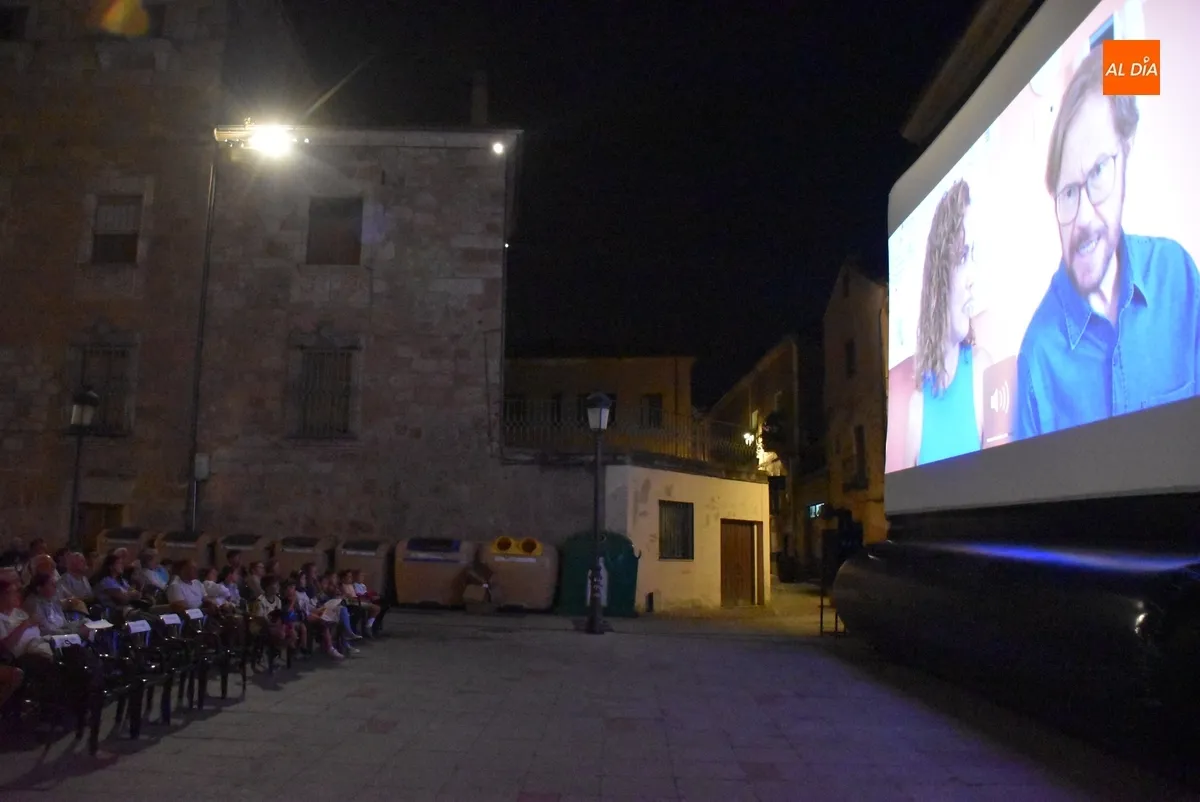 Foto 4 - &lsquo;Padre no hay m&aacute;s que uno 4&rsquo; propicia una noche de risas al aire libre que se puso bastante fresca
