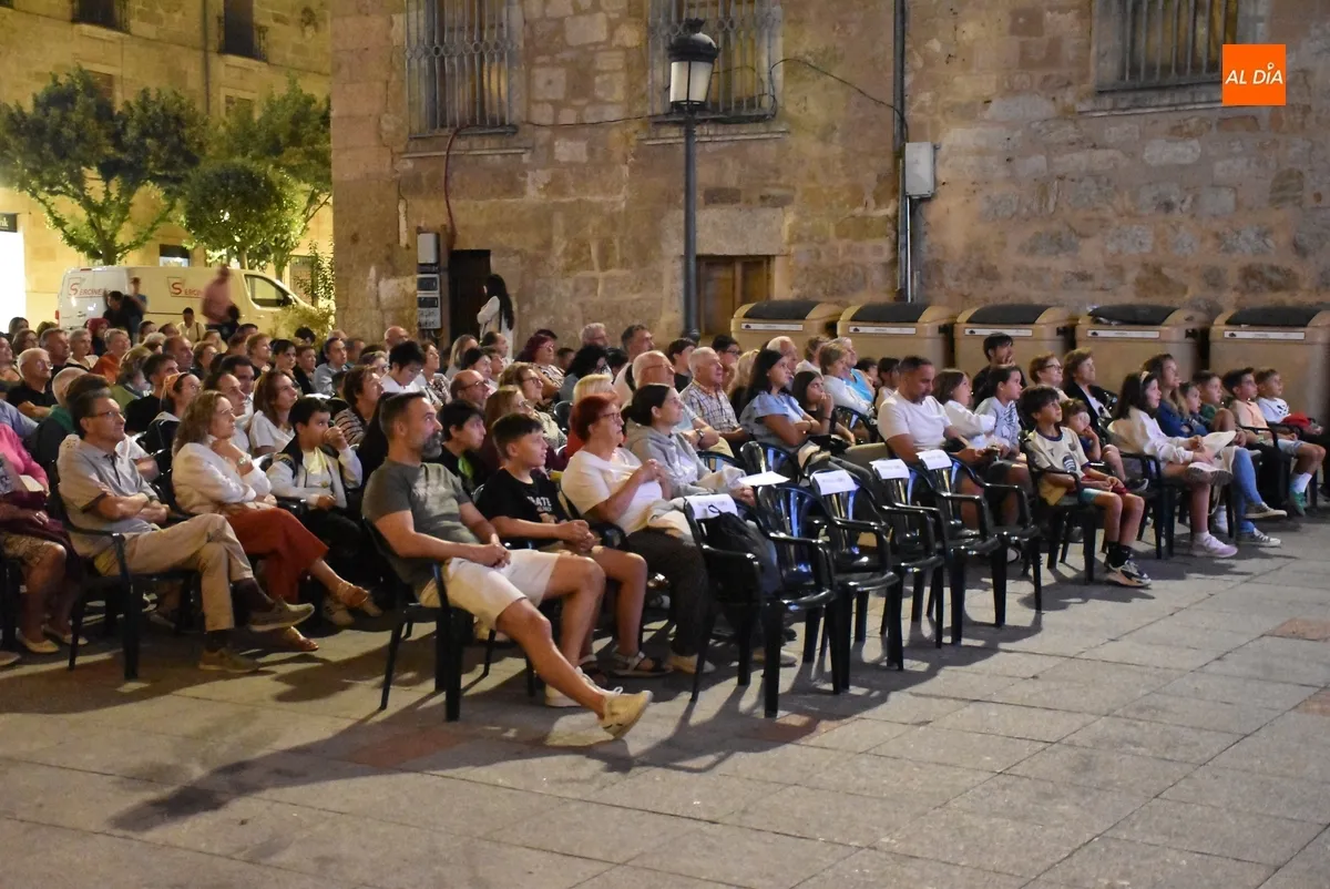 Foto 6 - &lsquo;Padre no hay m&aacute;s que uno 4&rsquo; propicia una noche de risas al aire libre que se puso bastante fresca