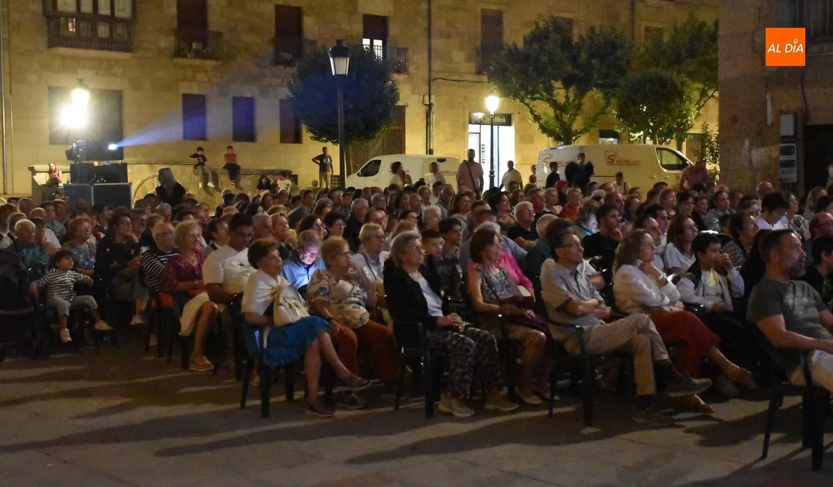Foto 7 - &lsquo;Padre no hay m&aacute;s que uno 4&rsquo; propicia una noche de risas al aire libre que se puso bastante fresca
