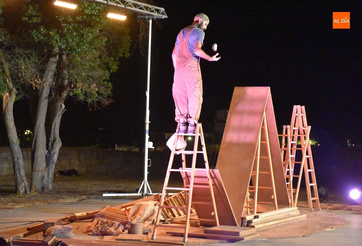 Foto 2 - La arquitectura y el circo se dan la mano en Bolonia mediante un universo de madera