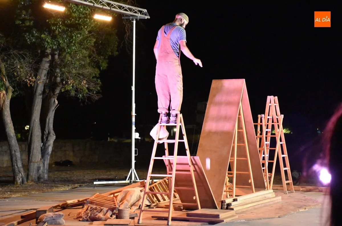 Foto 3 - La arquitectura y el circo se dan la mano en Bolonia mediante un universo de madera