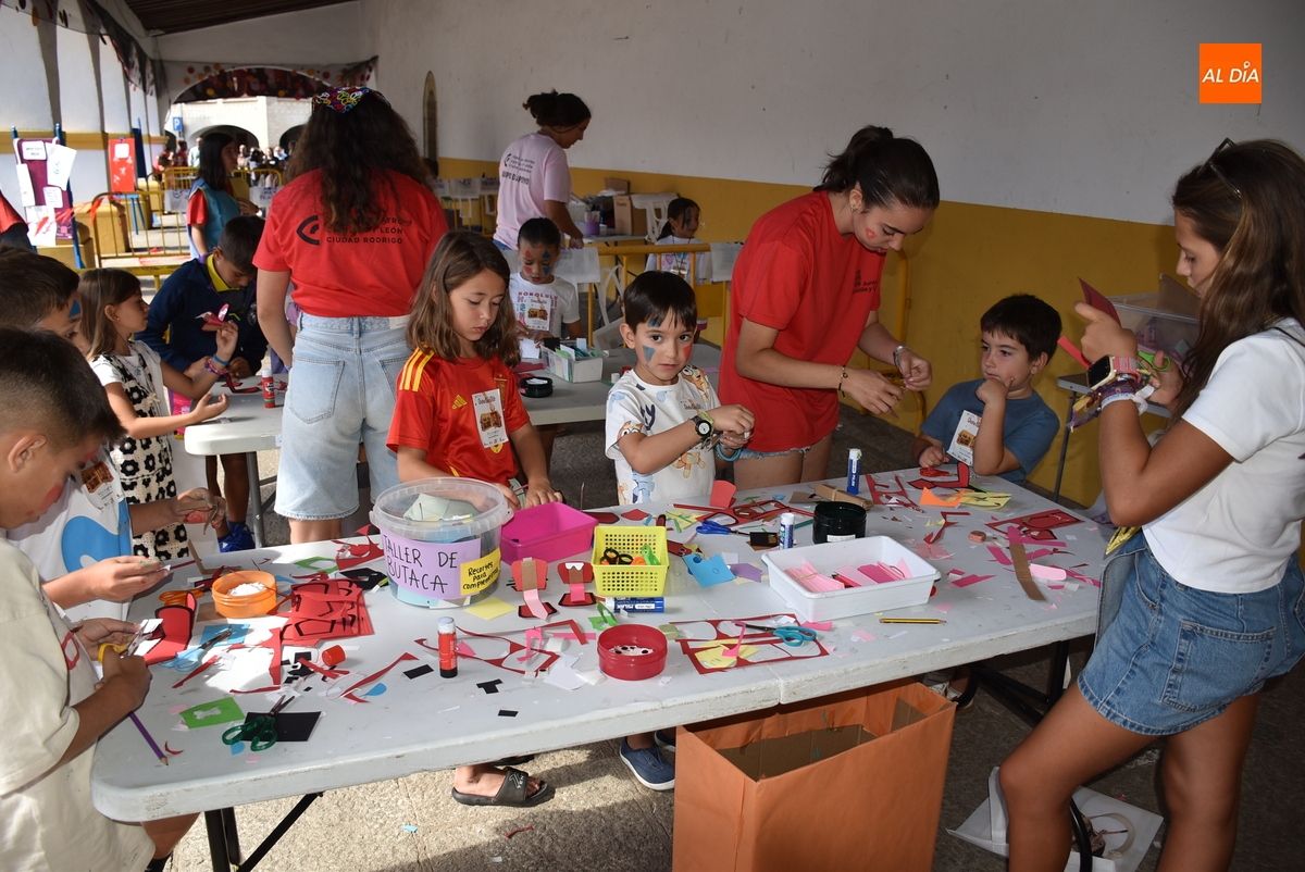 L@s niñ@s despiden el Divierteatro completando su colección de recuerdos del Teatro y de Arrabal