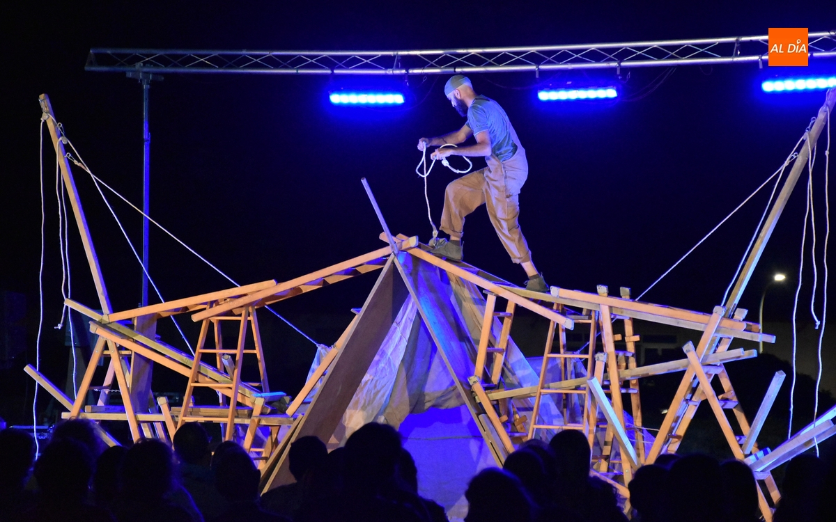 La arquitectura y el circo se dan la mano en Bolonia mediante un universo de madera
