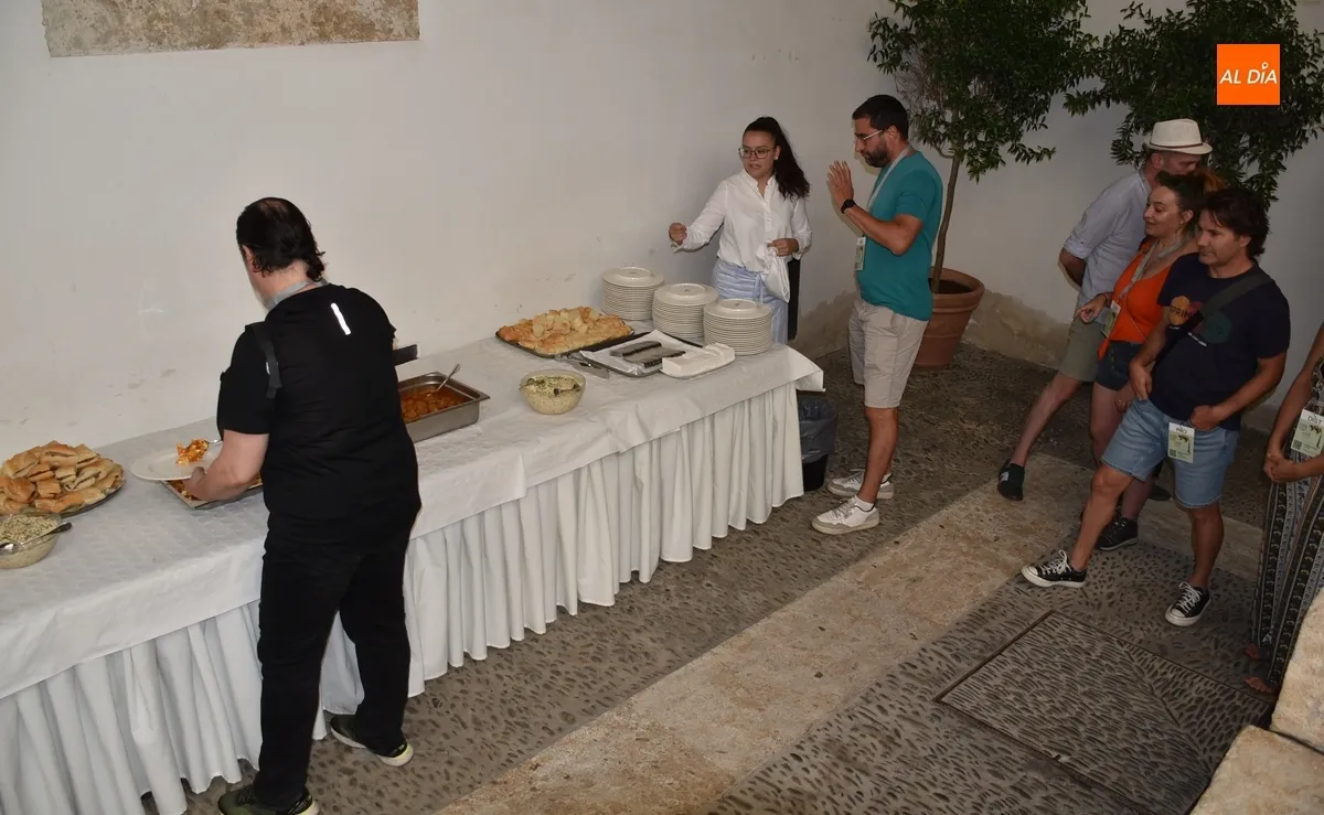 Foto 2 - Los profesionales de la Feria dan buena cuenta del primer &lsquo;Aperitivo Teatral&rsquo;