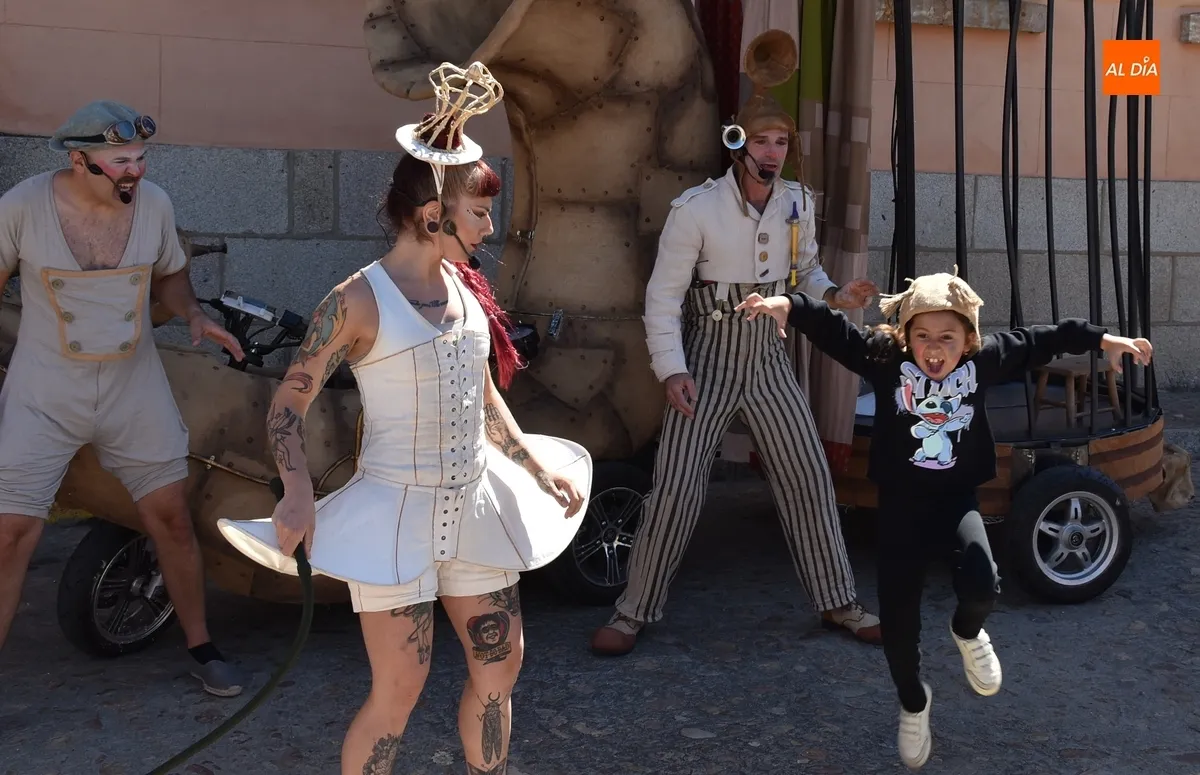 Foto 10 - Very Big Pulga se da otra vuelta por el centro hist&oacute;rico coincidiendo con el retorno del calor a Mir&oacute;briga