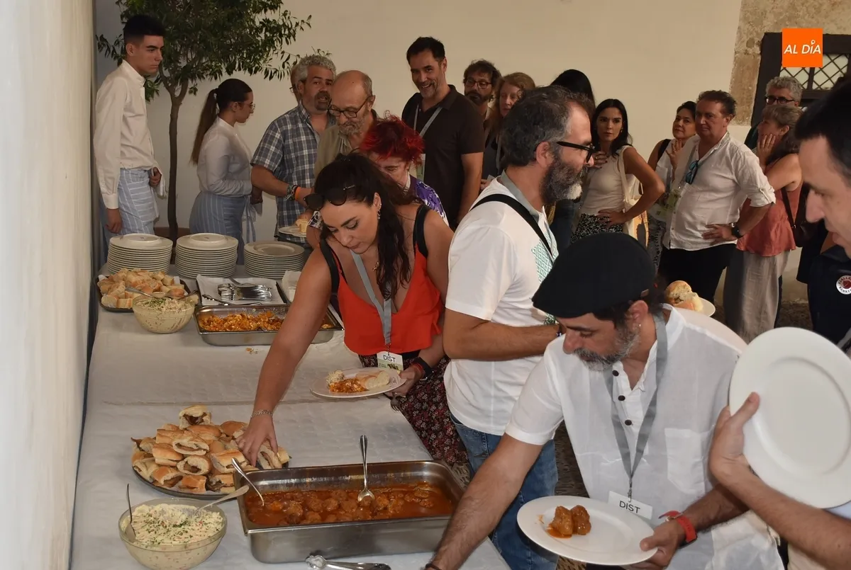 Foto 8 - Los profesionales de la Feria dan buena cuenta del primer &lsquo;Aperitivo Teatral&rsquo;