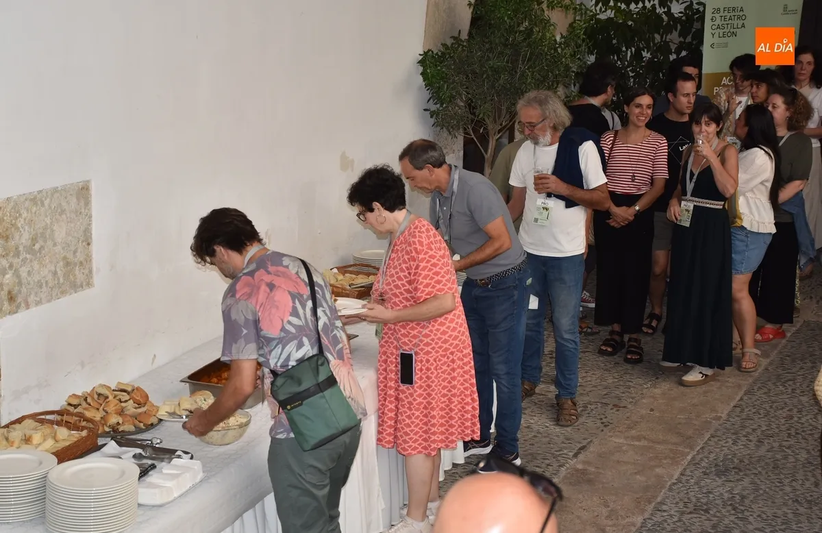 Foto 9 - Los profesionales de la Feria dan buena cuenta del primer &lsquo;Aperitivo Teatral&rsquo;