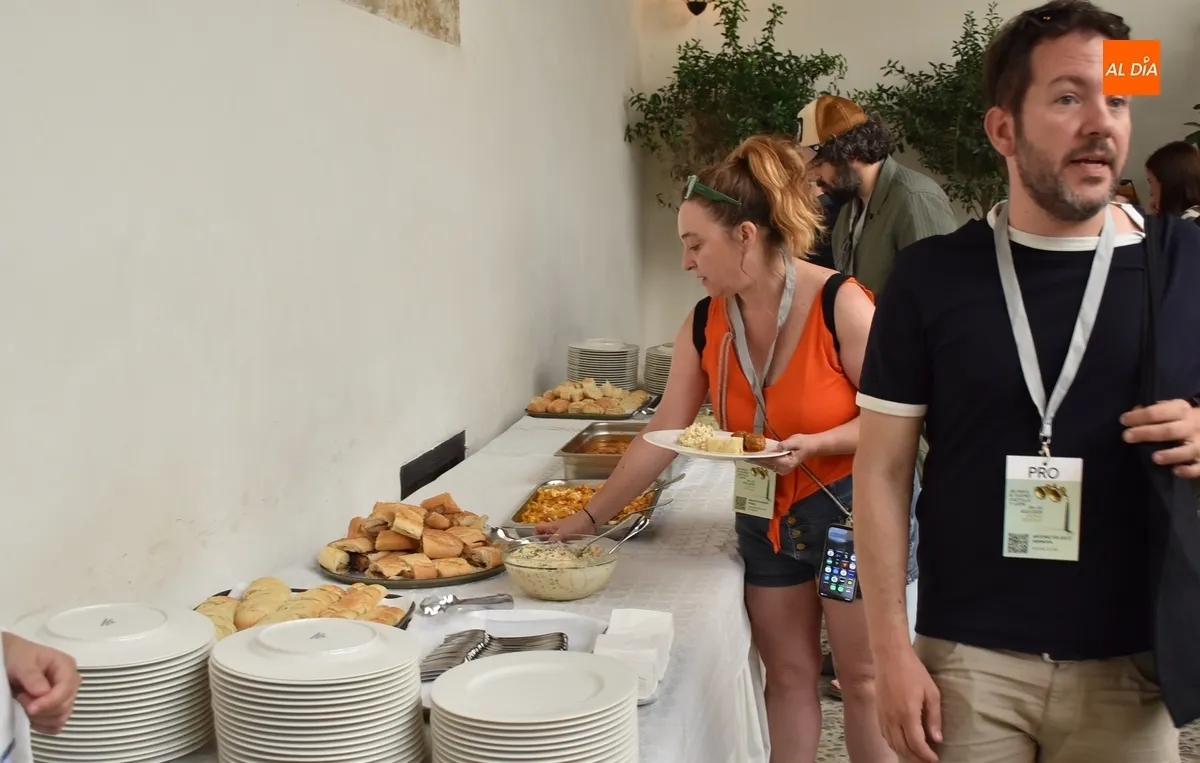 Foto 10 - Los profesionales de la Feria dan buena cuenta del primer &lsquo;Aperitivo Teatral&rsquo;