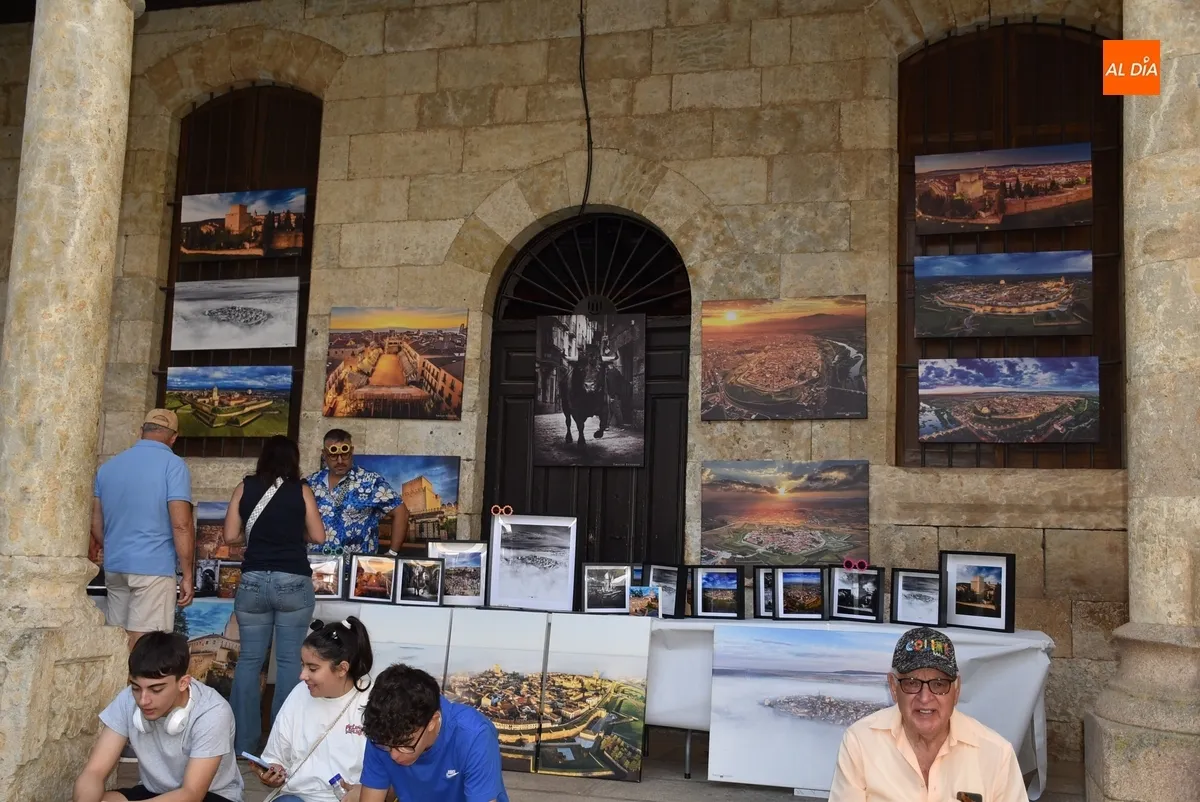 Foto 7 - Sofocante Martes Mayor con alg&uacute;n puesto m&aacute;s de lo previsto y gui&ntilde;os a los 125 a&ntilde;os del Teatro