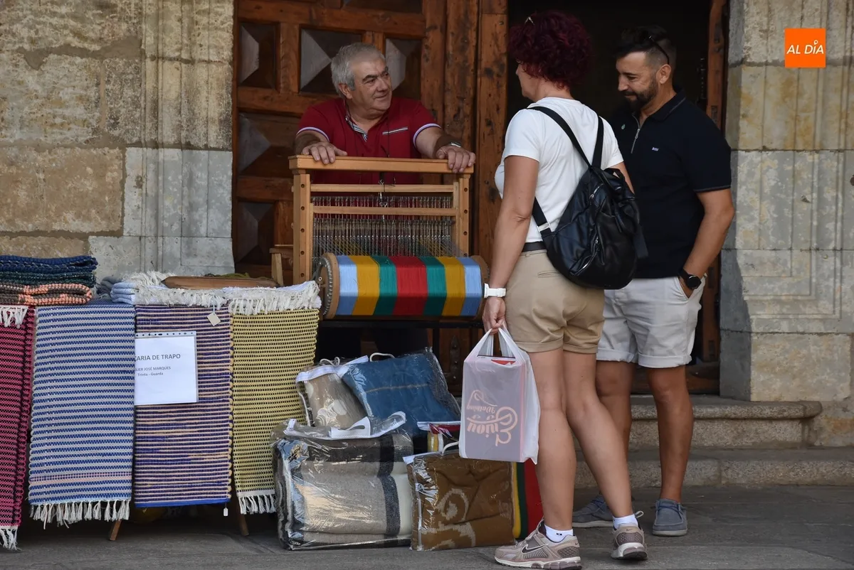 Foto 9 - Sofocante Martes Mayor con alg&uacute;n puesto m&aacute;s de lo previsto y gui&ntilde;os a los 125 a&ntilde;os del Teatro