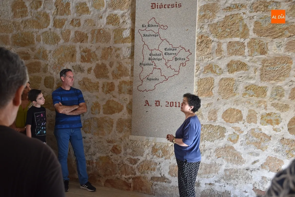 Foto 2 - La zona noble del Palacio Episcopal recibe a un doble grupo de visitantes