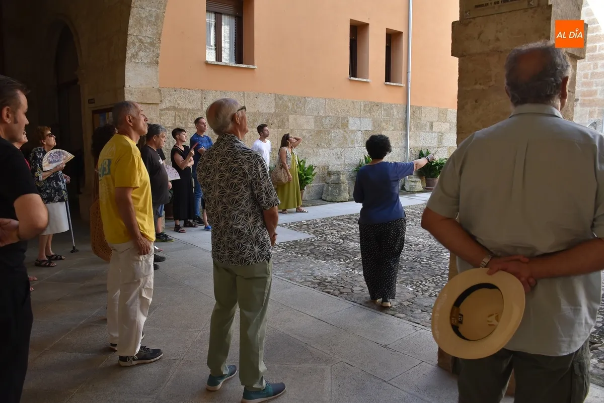 Foto 3 - La zona noble del Palacio Episcopal recibe a un doble grupo de visitantes