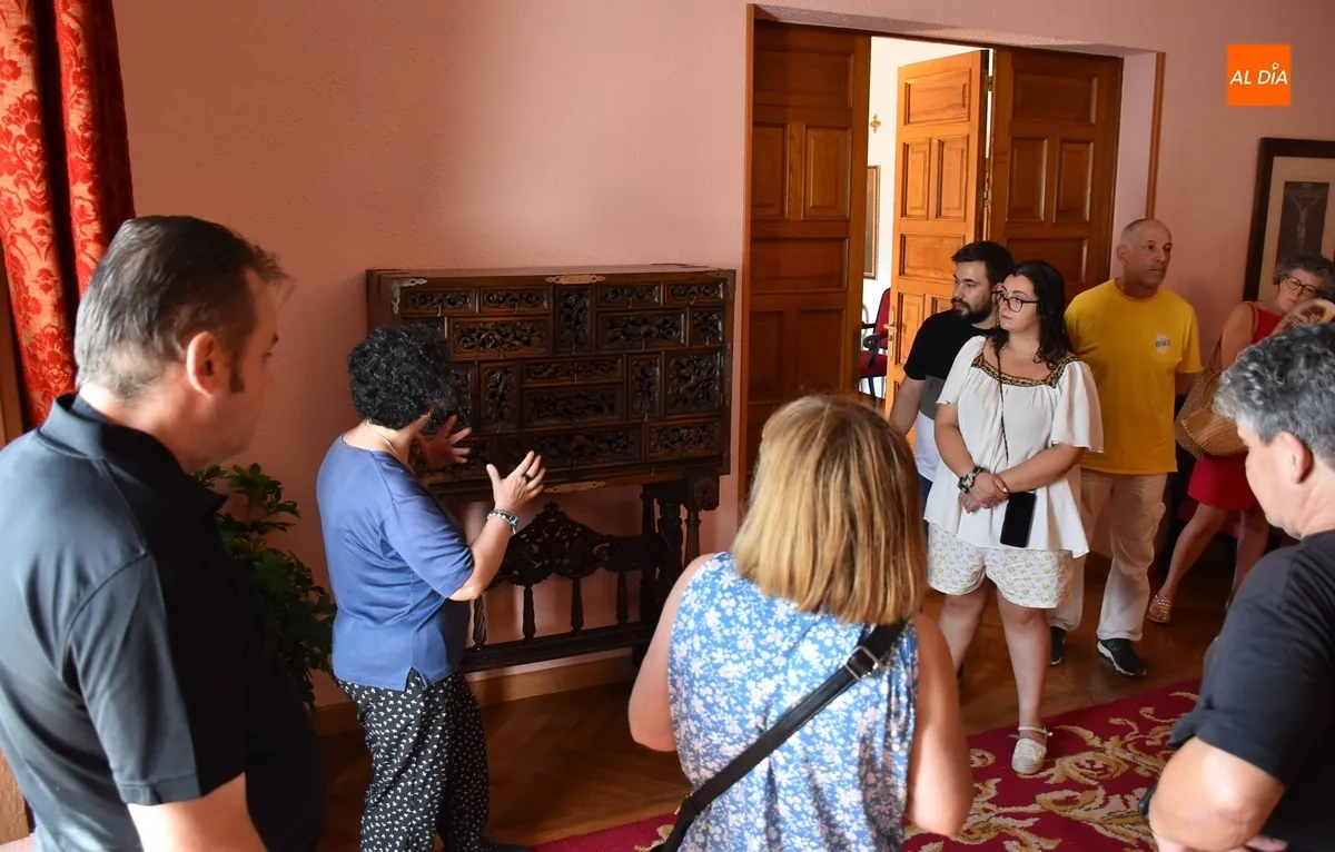 Foto 7 - La zona noble del Palacio Episcopal recibe a un doble grupo de visitantes