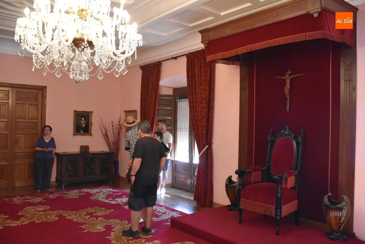 Foto 8 - La zona noble del Palacio Episcopal recibe a un doble grupo de visitantes