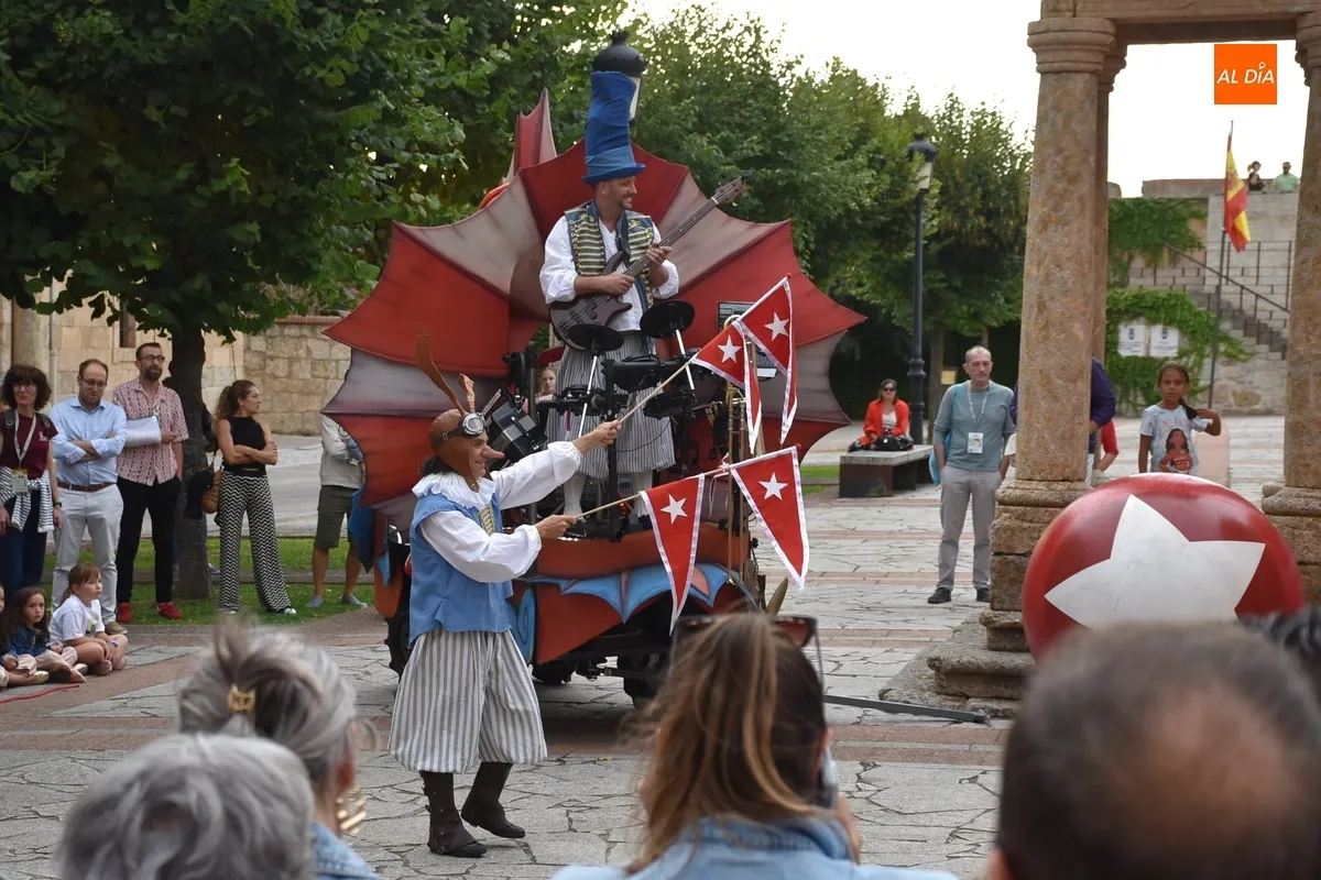 Foto 2 - Los &lsquo;caballitos&rsquo; del carrusel de Tiritirantes conquistan el centro hist&oacute;rico ante una multitud