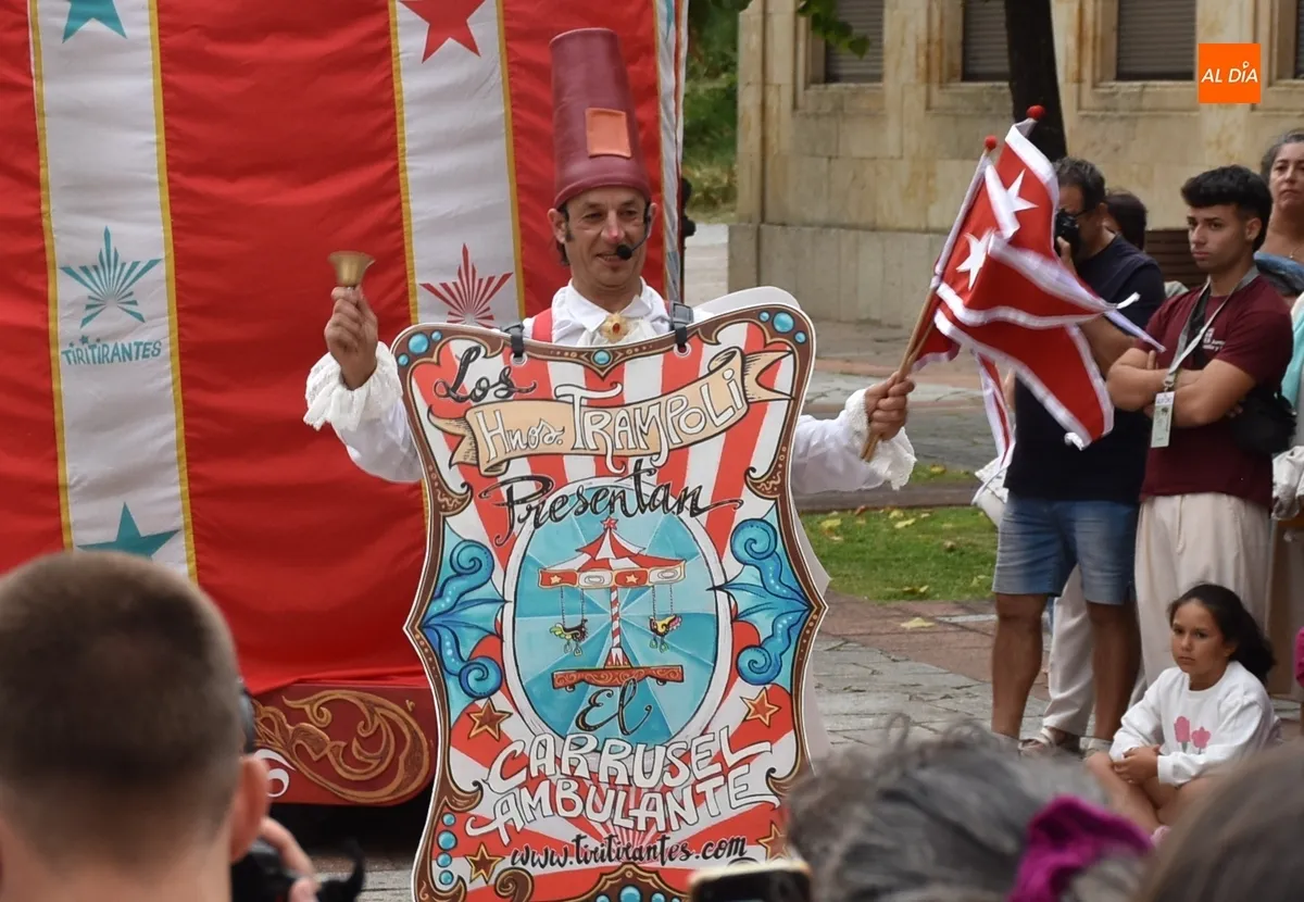 Foto 3 - Los &lsquo;caballitos&rsquo; del carrusel de Tiritirantes conquistan el centro hist&oacute;rico ante una multitud