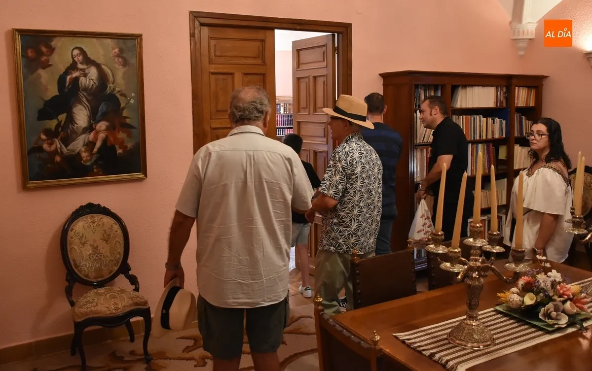 Foto 10 - La zona noble del Palacio Episcopal recibe a un doble grupo de visitantes