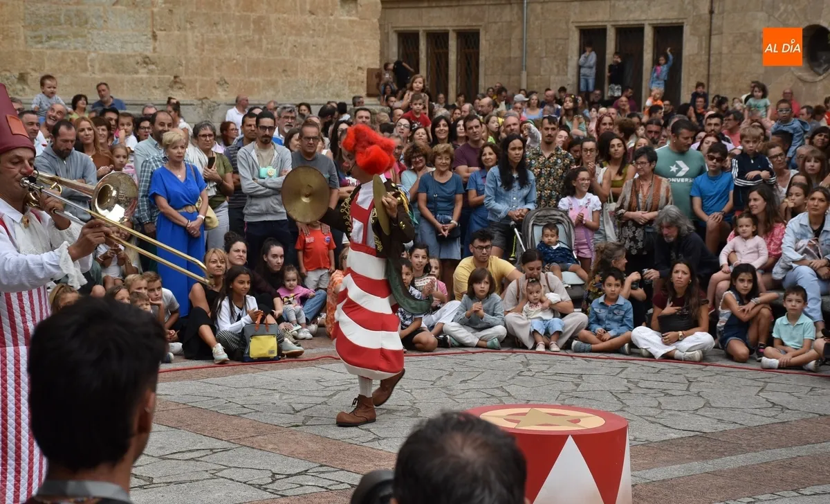 Foto 4 - Los &lsquo;caballitos&rsquo; del carrusel de Tiritirantes conquistan el centro hist&oacute;rico ante una multitud