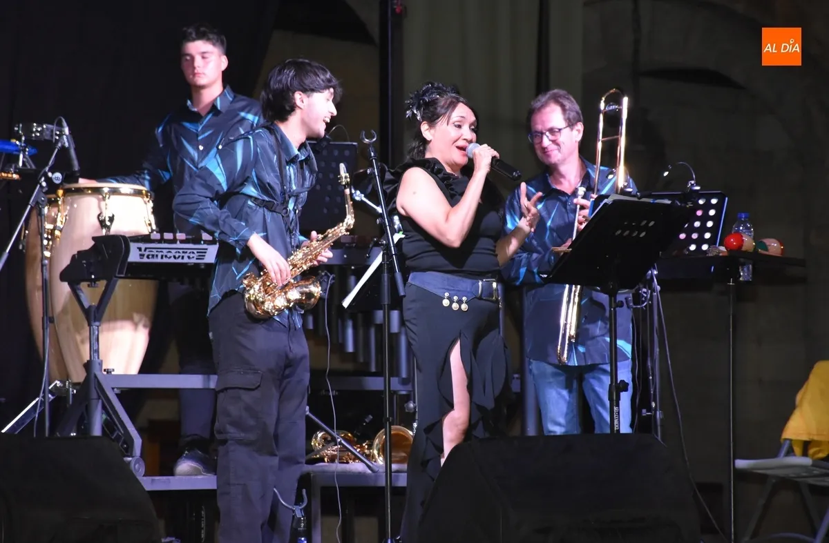 Foto 4 - Triunfal estreno del nuevo grupo mirobrigense &lsquo;Punto Seguido&rsquo;