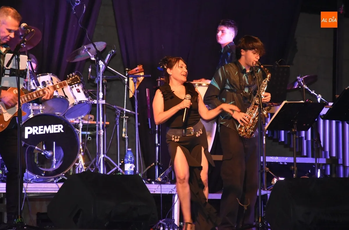 Foto 7 - Triunfal estreno del nuevo grupo mirobrigense &lsquo;Punto Seguido&rsquo;
