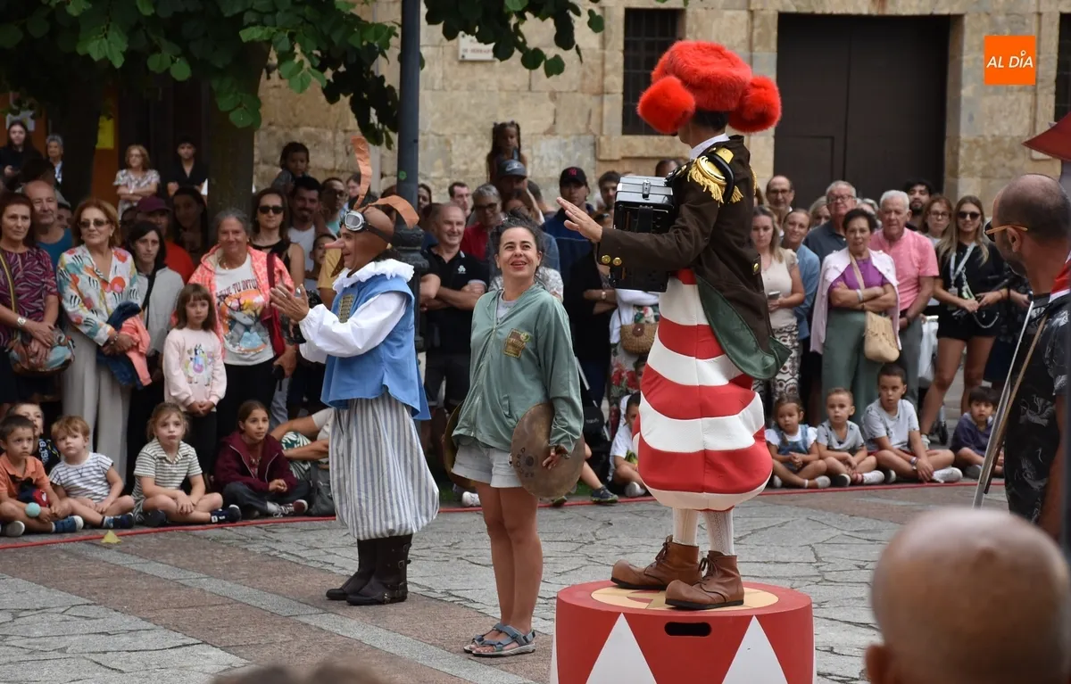 Foto 6 - Los &lsquo;caballitos&rsquo; del carrusel de Tiritirantes conquistan el centro hist&oacute;rico ante una multitud