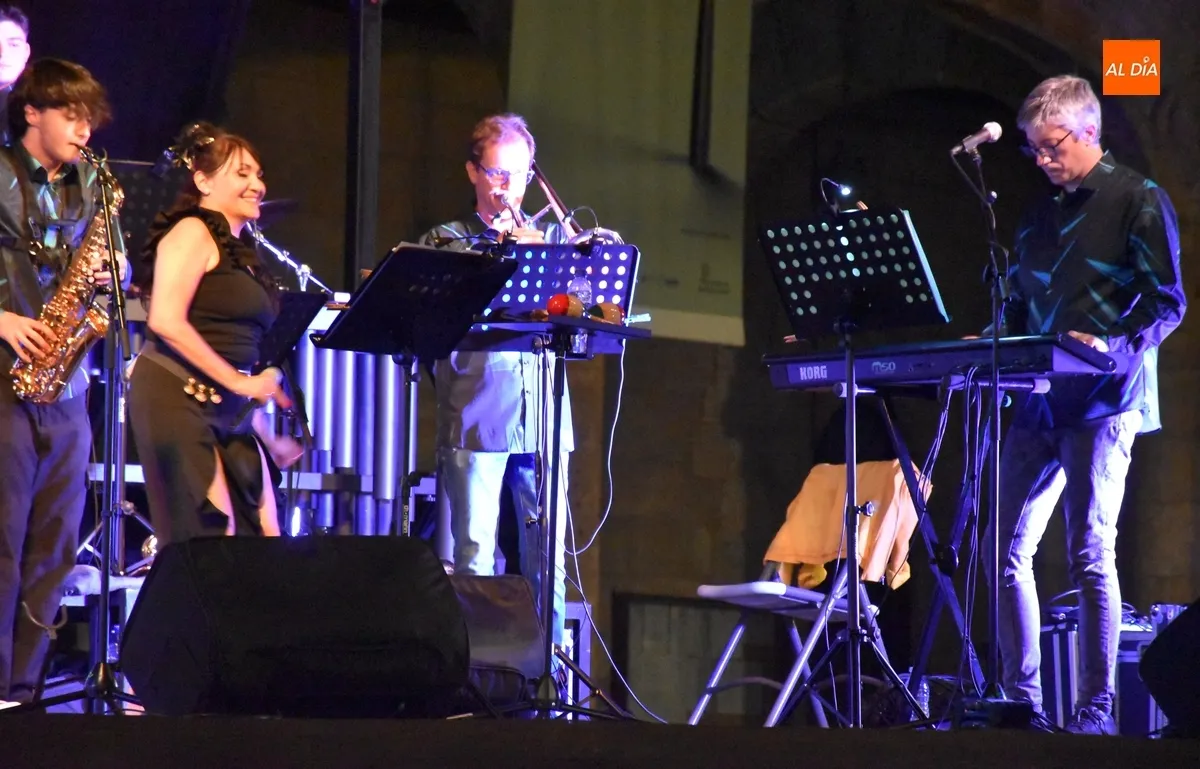 Foto 8 - Triunfal estreno del nuevo grupo mirobrigense &lsquo;Punto Seguido&rsquo;