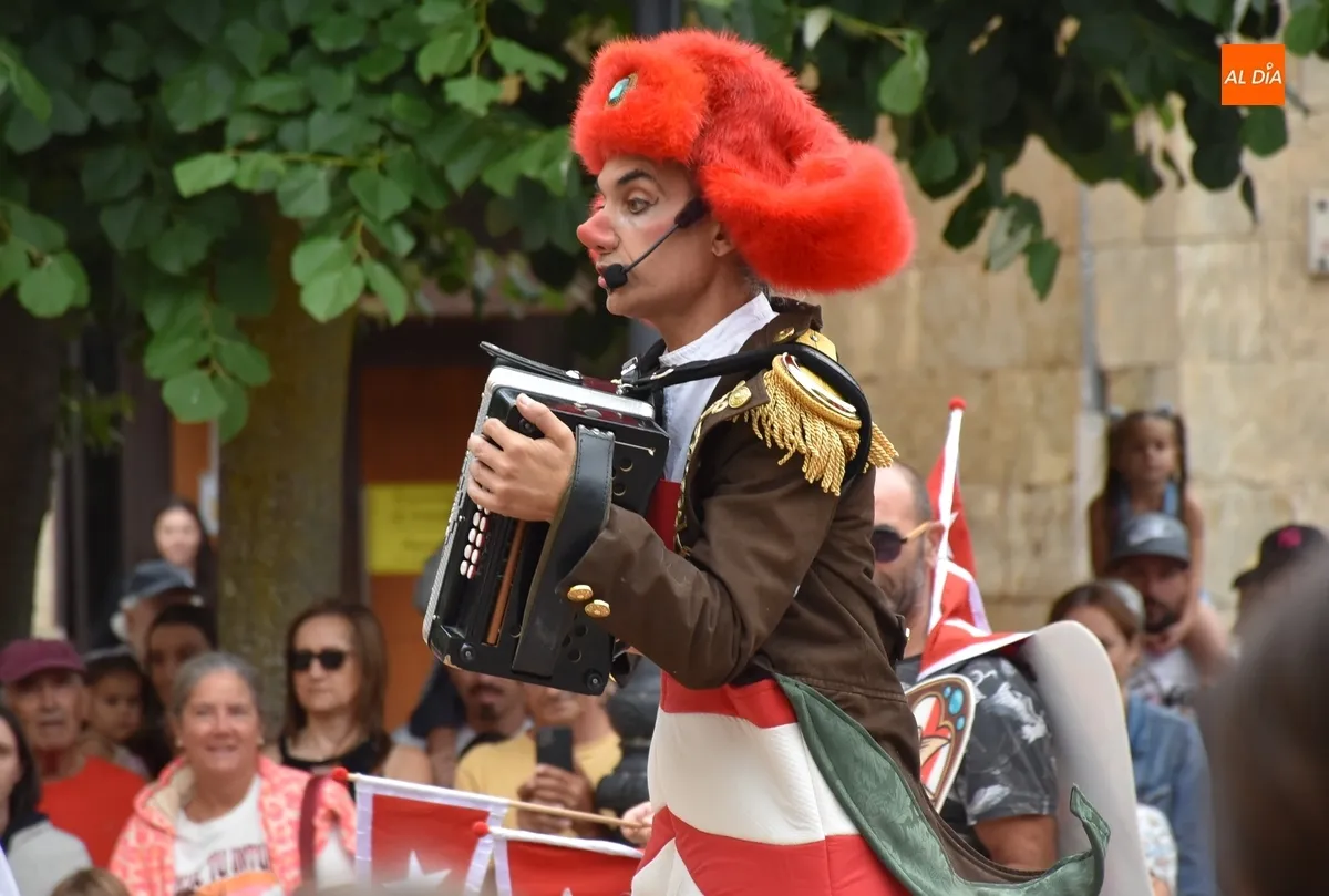 Foto 8 - Los &lsquo;caballitos&rsquo; del carrusel de Tiritirantes conquistan el centro hist&oacute;rico ante una multitud