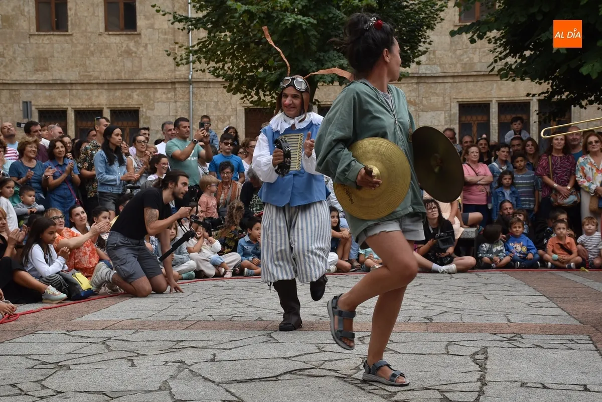 Foto 11 - Los &lsquo;caballitos&rsquo; del carrusel de Tiritirantes conquistan el centro hist&oacute;rico ante una multitud