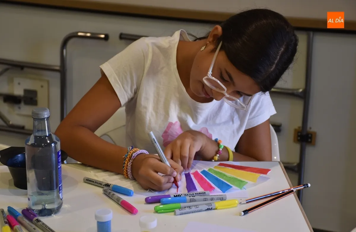 Foto 3 - Una veintena de adolescentes participa en el taller de customizaci&oacute;n de abanicos