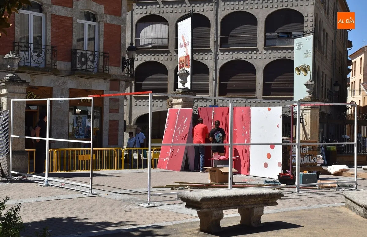 Foto 7 - Desmontados con gran rapidez todos los elementos del Divierteatro