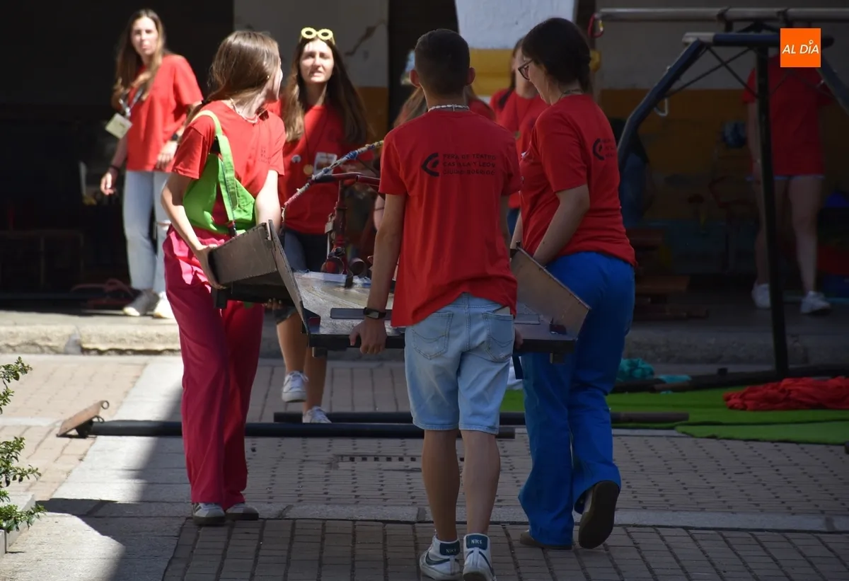 Foto 8 - Desmontados con gran rapidez todos los elementos del Divierteatro