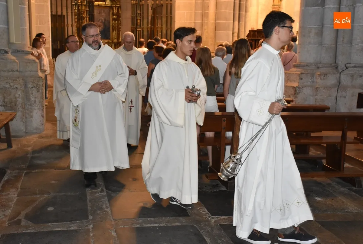 Foto 3 - Llenos todos los bancos de la Catedral de Santa Mar&iacute;a en la misa de su d&iacute;a grande