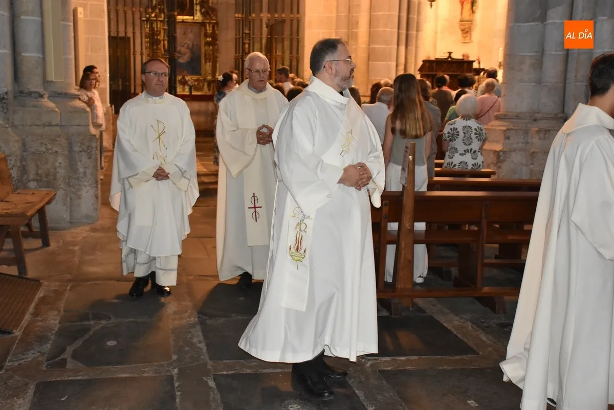 Foto 4 - Llenos todos los bancos de la Catedral de Santa Mar&iacute;a en la misa de su d&iacute;a grande