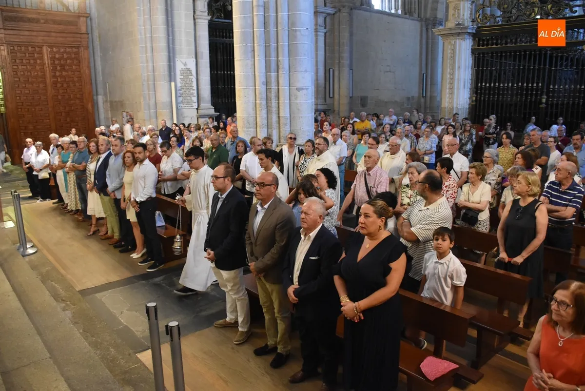 Foto 9 - Llenos todos los bancos de la Catedral de Santa Mar&iacute;a en la misa de su d&iacute;a grande