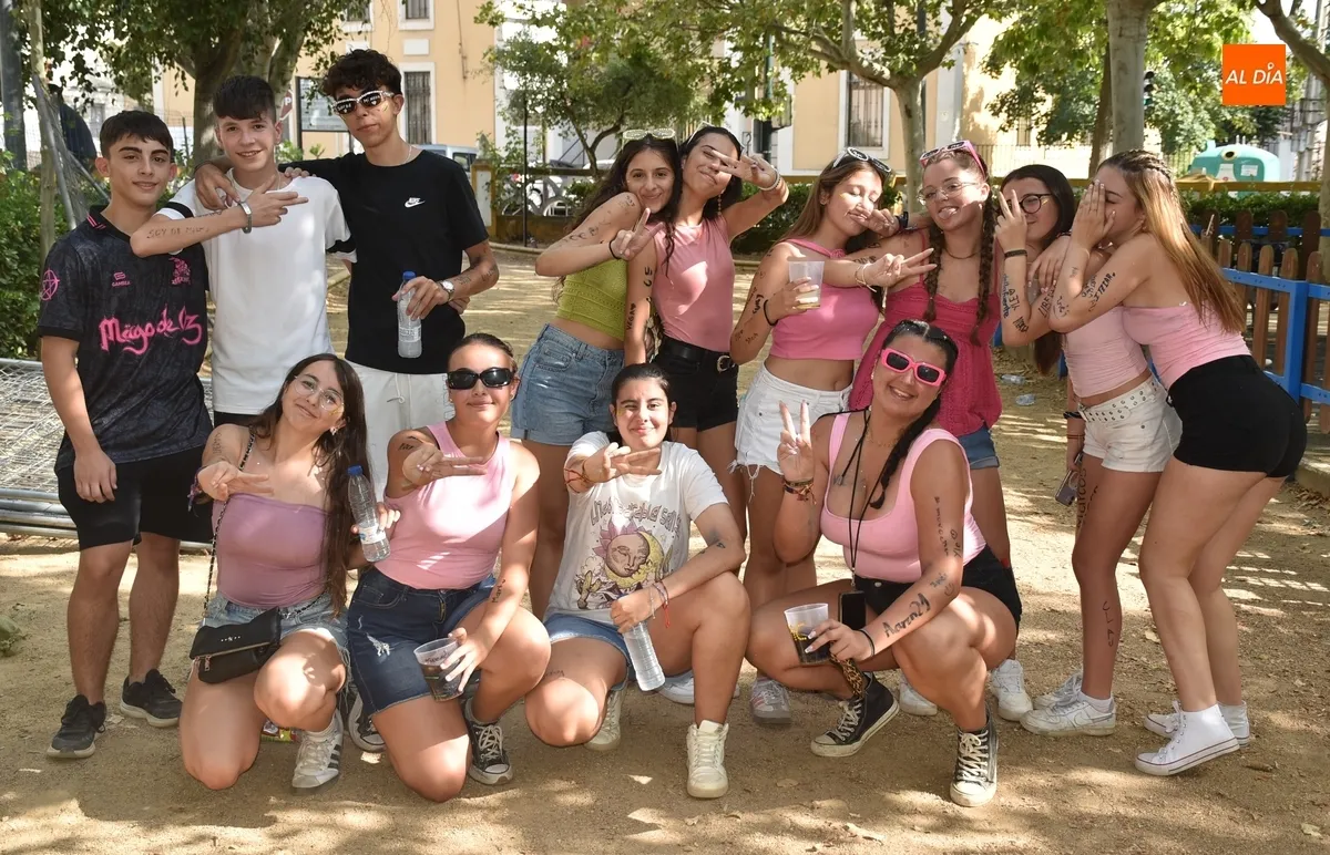 Foto 8 - El calor no impide disfrutar de una multitudinaria tarde de Martes Chico repleta de m&uacute;sica