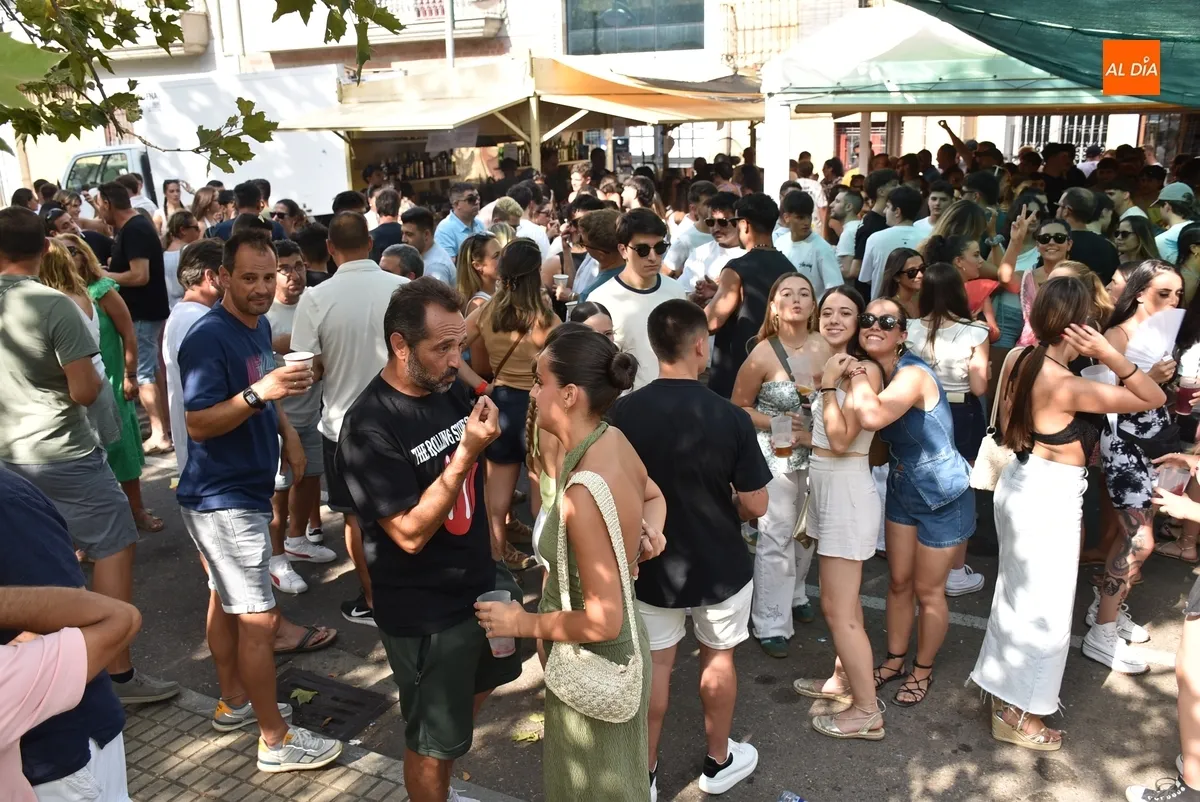 Foto 9 - El calor no impide disfrutar de una multitudinaria tarde de Martes Chico repleta de m&uacute;sica