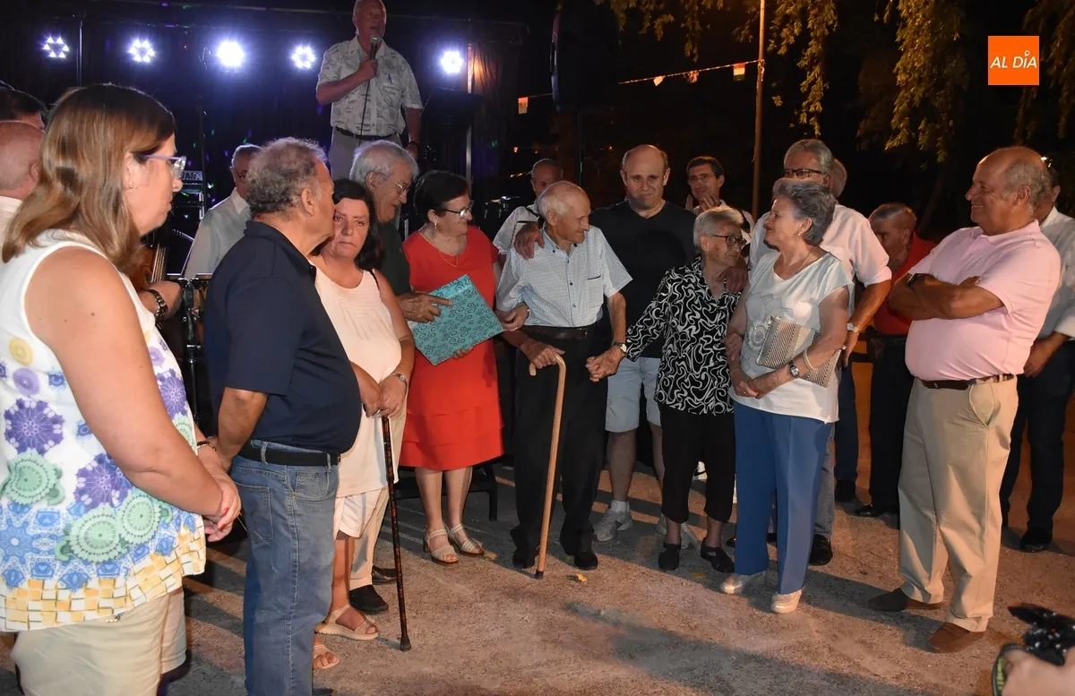 Foto 2 - Luis Mart&iacute;n recibe a sus 94 a&ntilde;os un homenaje como socio m&aacute;s antiguo de El Puente-Huertas de la Artesa