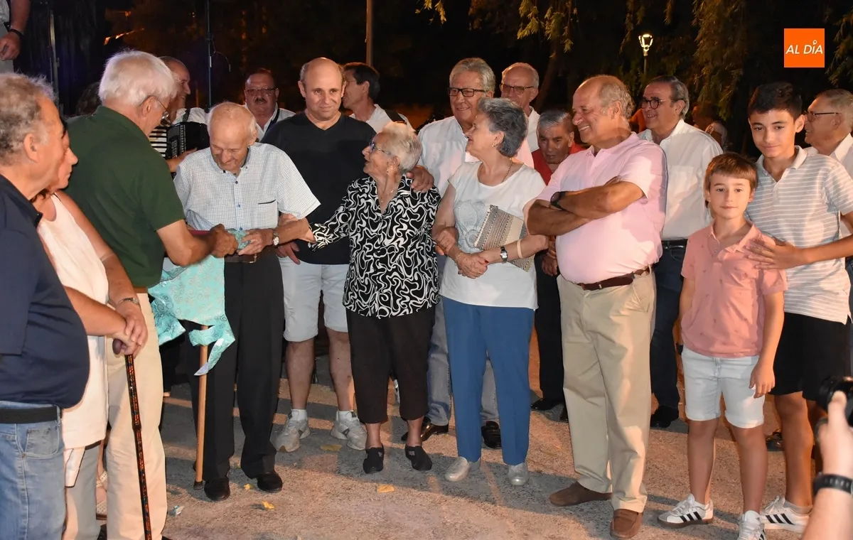 Foto 5 - Luis Mart&iacute;n recibe a sus 94 a&ntilde;os un homenaje como socio m&aacute;s antiguo de El Puente-Huertas de la Artesa