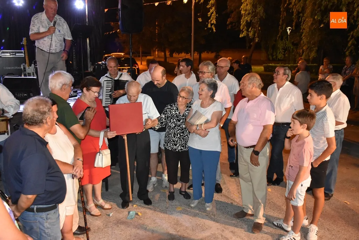 Foto 6 - Luis Mart&iacute;n recibe a sus 94 a&ntilde;os un homenaje como socio m&aacute;s antiguo de El Puente-Huertas de la Artesa