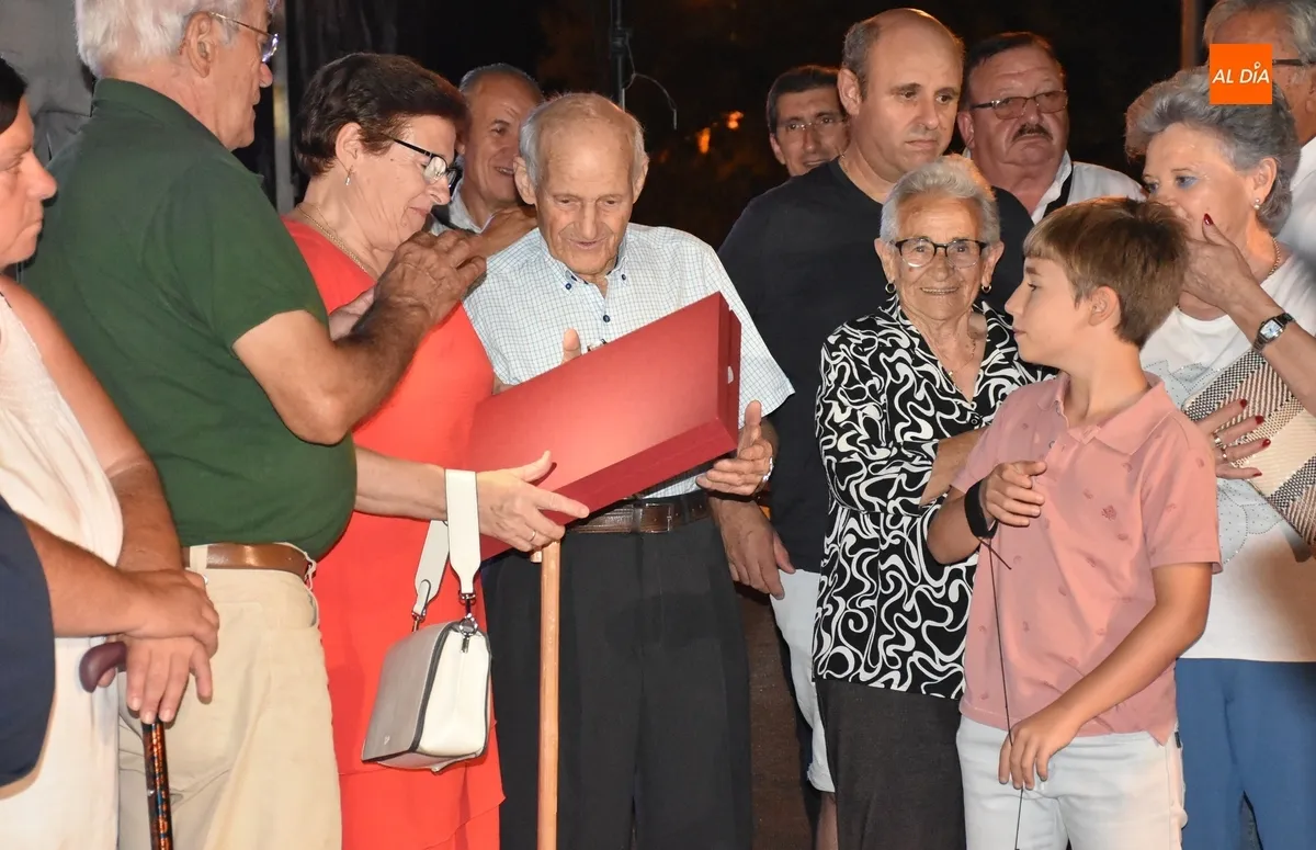 Foto 7 - Luis Mart&iacute;n recibe a sus 94 a&ntilde;os un homenaje como socio m&aacute;s antiguo de El Puente-Huertas de la Artesa