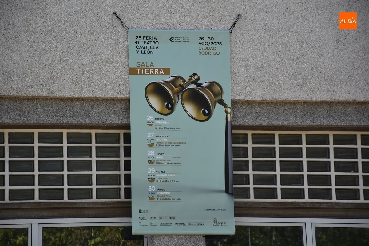 Foto 2 - Limpiada para el Divierteatro la fuente de la Plazuela, que ya luce m&uacute;ltiples medallones y banderolas