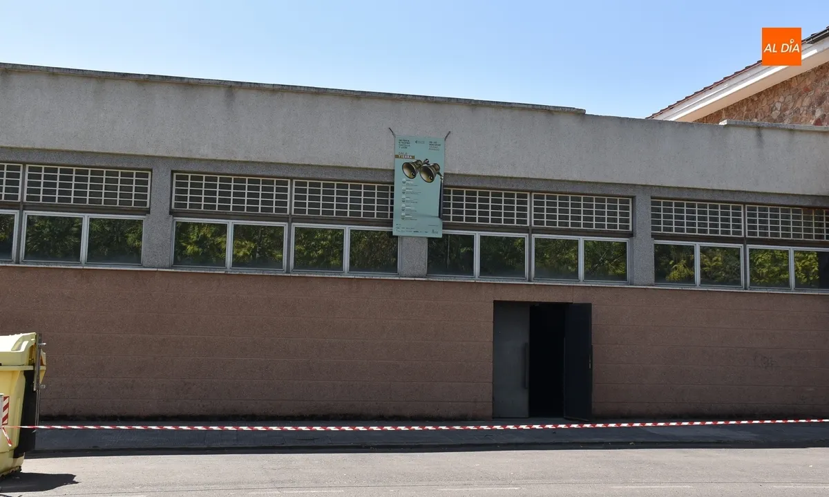 Foto 3 - Limpiada para el Divierteatro la fuente de la Plazuela, que ya luce m&uacute;ltiples medallones y banderolas