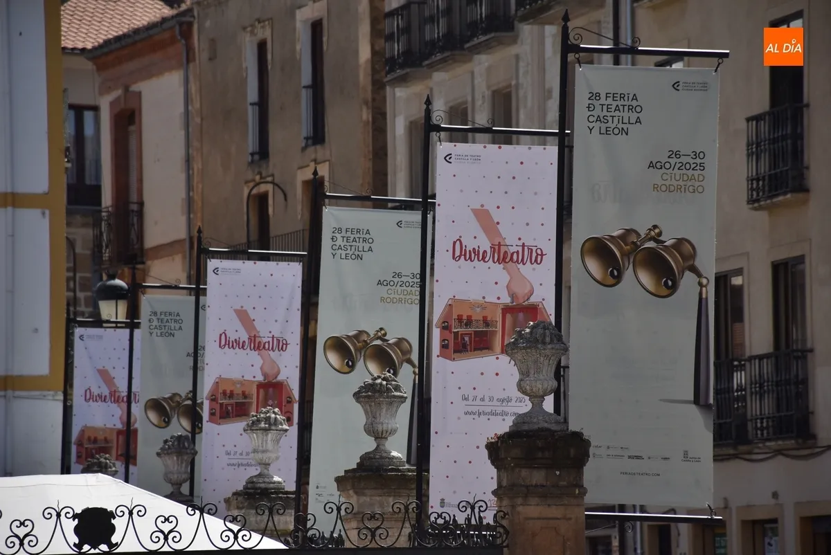 Foto 4 - Limpiada para el Divierteatro la fuente de la Plazuela, que ya luce m&uacute;ltiples medallones y banderolas