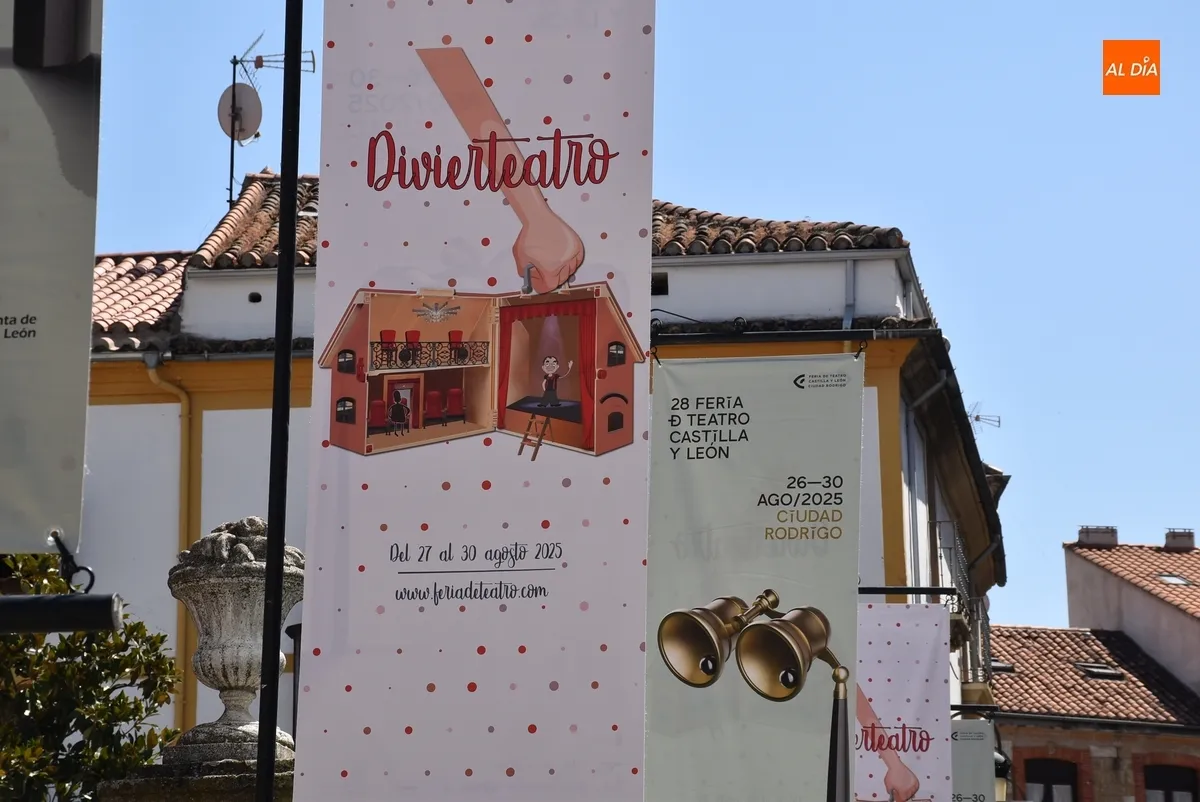 Foto 5 - Limpiada para el Divierteatro la fuente de la Plazuela, que ya luce m&uacute;ltiples medallones y banderolas