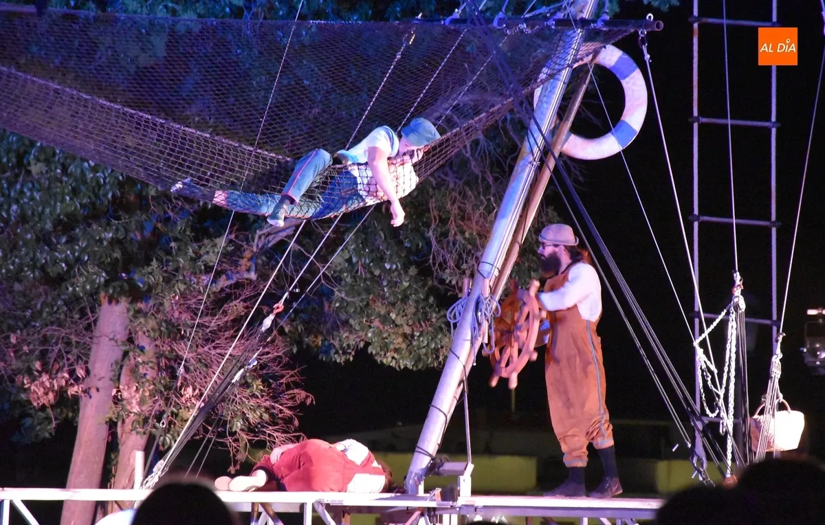Foto 2 - Nostraxladamus detiene su gran barco en Bolonia para mostrar sus habilidades acrob&aacute;ticas