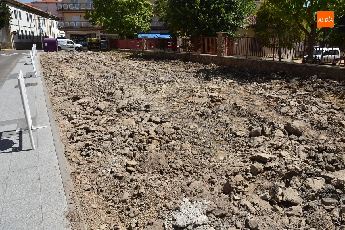 Foto 4 - El problem&aacute;tico solar de la calle Escuelas dice adi&oacute;s a la tierra