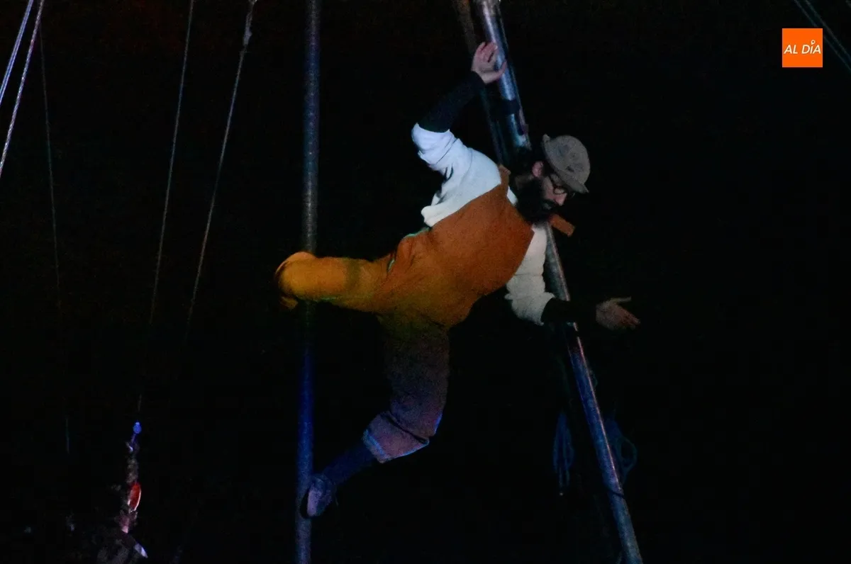Foto 3 - Nostraxladamus detiene su gran barco en Bolonia para mostrar sus habilidades acrob&aacute;ticas