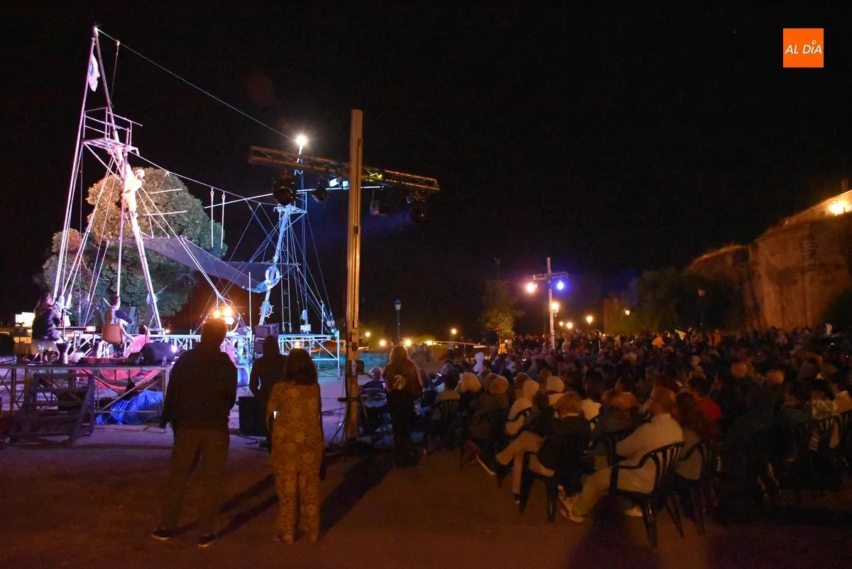 Foto 4 - Nostraxladamus detiene su gran barco en Bolonia para mostrar sus habilidades acrob&aacute;ticas