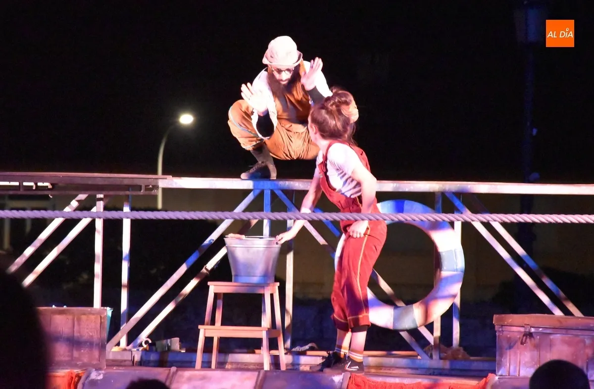 Foto 5 - Nostraxladamus detiene su gran barco en Bolonia para mostrar sus habilidades acrob&aacute;ticas